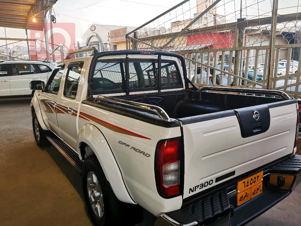 نيسان NP300